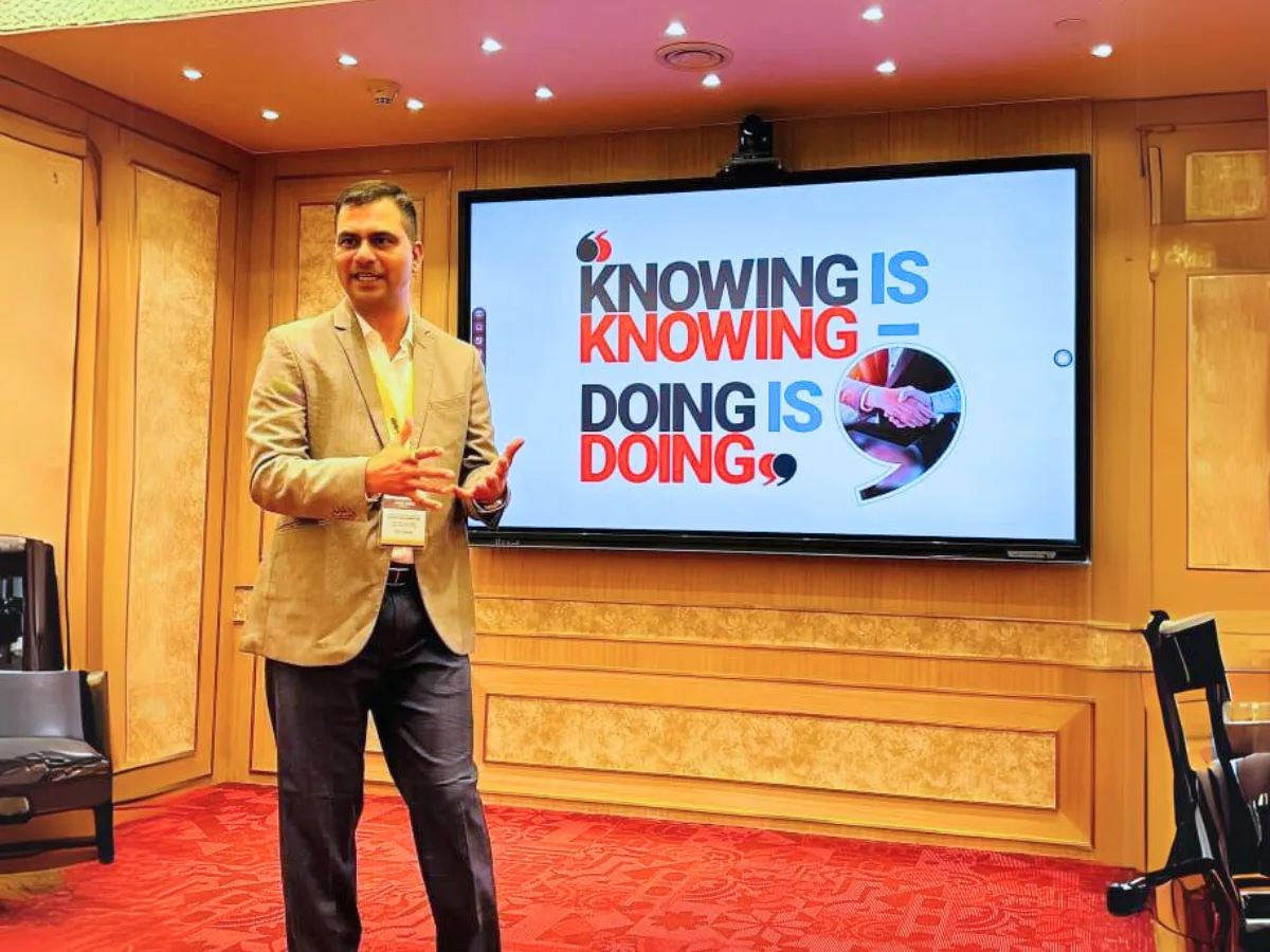 Akhil Dave presenting his Knowing is Knowing and Doing is Doing philosophy.