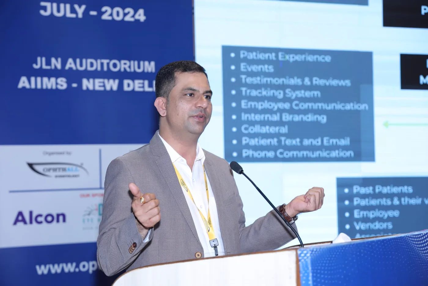 Akhil Dave conducting a healthcare marketing session for doctors.