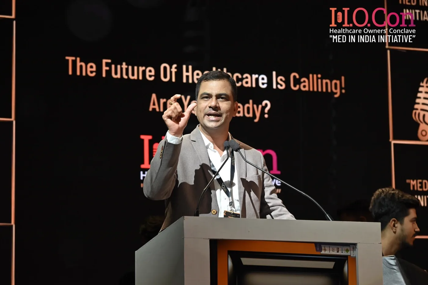 Akhil Dave speaking at a healthcare leadership conference.